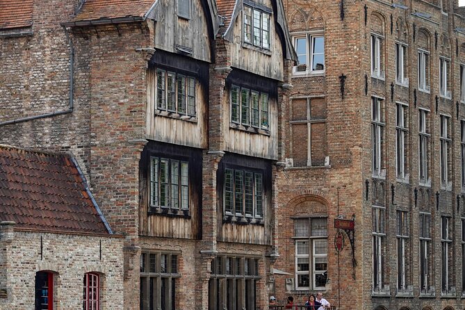 2-Hour Historical Walking Tour in Bruges with Praline Included - Canals, De Halve Maan, and the darker side of Bruges