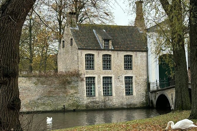 2-Hour Historical Walking Tour in Bruges with Praline Included - Tanners, fish sellers, and three styles of civic Bruges