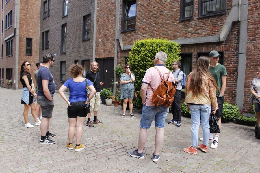 Antwerp: City Highlights Walking Tour - Hidden courtyards and the street of Meir