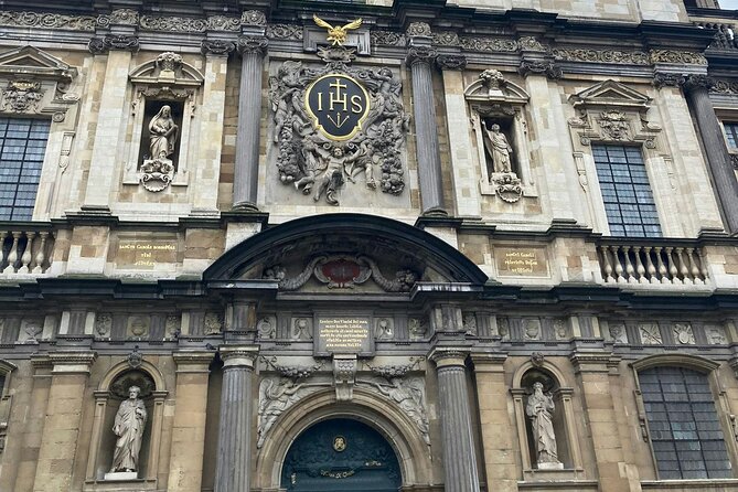 Antwerp: Help the Lost Boy – Self-Guided Mystery Walk - What the phone format does well