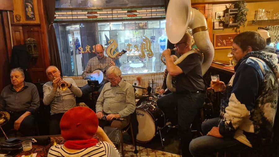Antwerp: Pub Crawl in the Historical City - Flip’s Friendly, Flexible Guiding Style