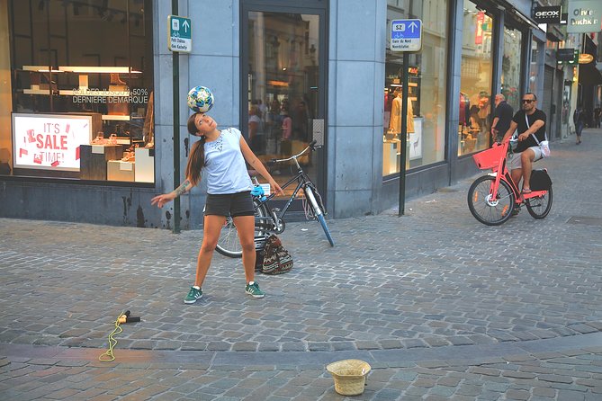 Architecture Tour of Brussels - Manneken Pis, the wardrobe, and a little Brussels humor