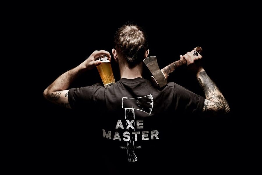 AXE THROWING EXPERIENCE IN ANTWERP - Your first throws and the safety briefing