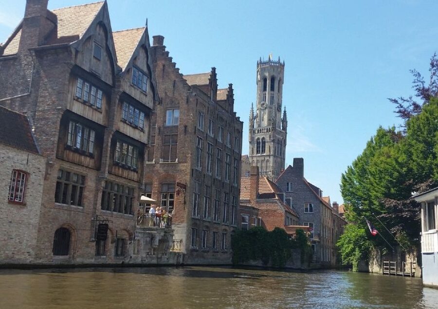 Bruges: 2.5-Hr Walking Tour from train station to Markt - How the private format affects the experience