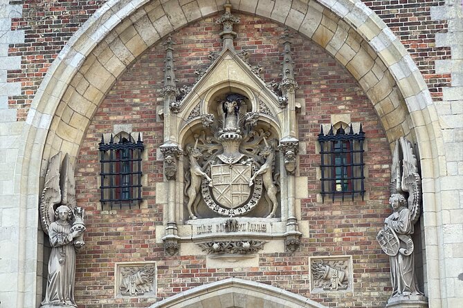 Bruges by a Local: Exciting Stories, Mysteries, People and Choco - Stoofstraat, a square with a wall, and De Halve Maan