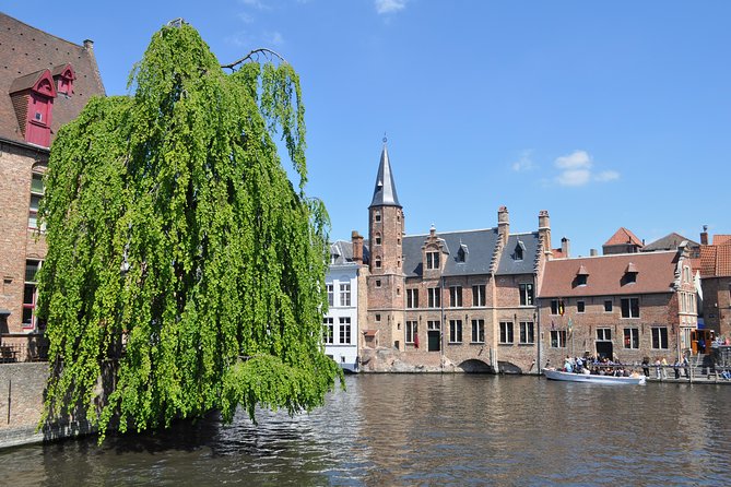 Bruges by bike with friends and family! - Poertoren and Bruges on the old walls
