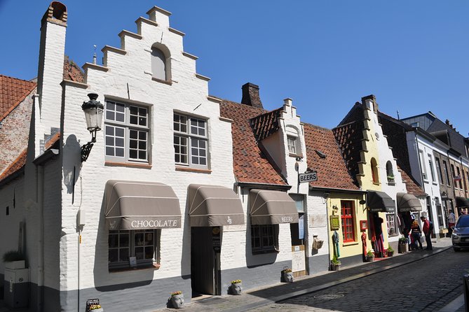 Bruges by bike with friends and family! - O.L.V. ter Potterie and canal-side Bruges