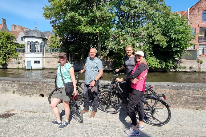 Bruges by bike with friends and family! - Starting at Markt and getting fitted to your bike