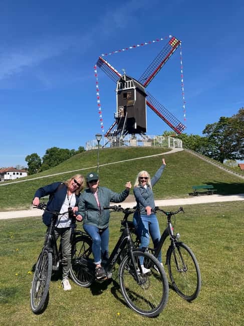Bruges: City Highlights Bike Tour - Market Square and the Burg: Bruges in grand scale