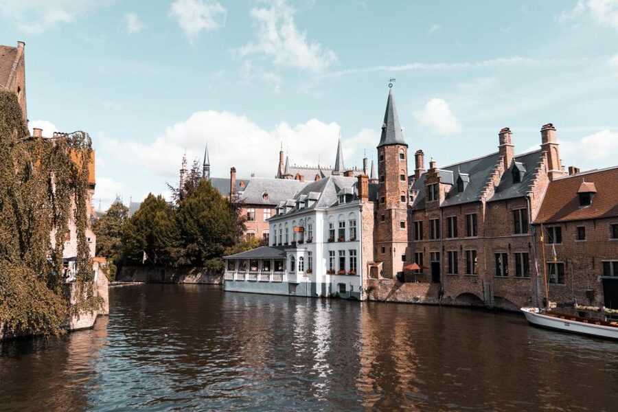 Bruges: Express Walk with a Local in 60 minutes - Walking conditions and who should book