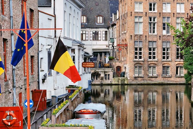Bruges Food Tour with Full Meal & Drinks by Do Eat Better - De Burg again: two Belgian waffles to finish