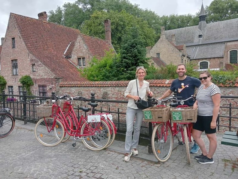 Bruges: Guided Retro Bike Tour of Highlights and Hidden Gems - How the guides shape the experience