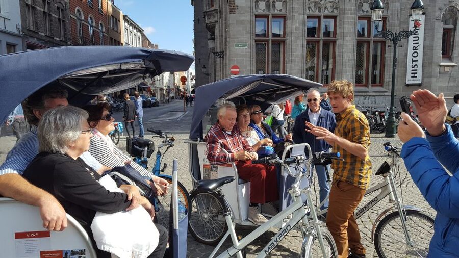 Bruges: Guided Rickshaw Tour - Comfort, cobblestones, and photo stops