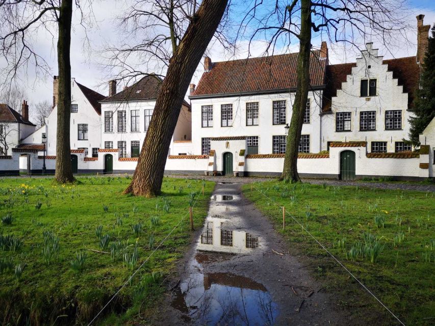 Bruges: Guided Walking Tour - What the guides add to the walk