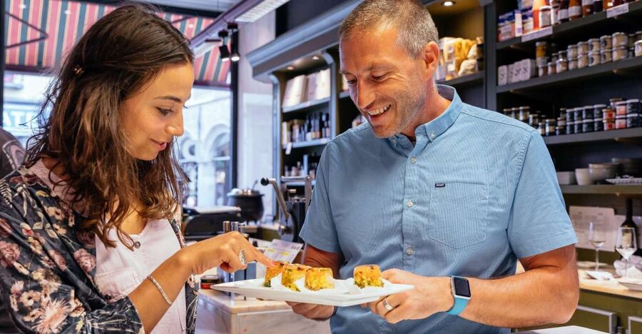 Bruges: Private Food Tour – 10 Tastings with Locals - Simon Stevinplein: an easy first taste of Bruges