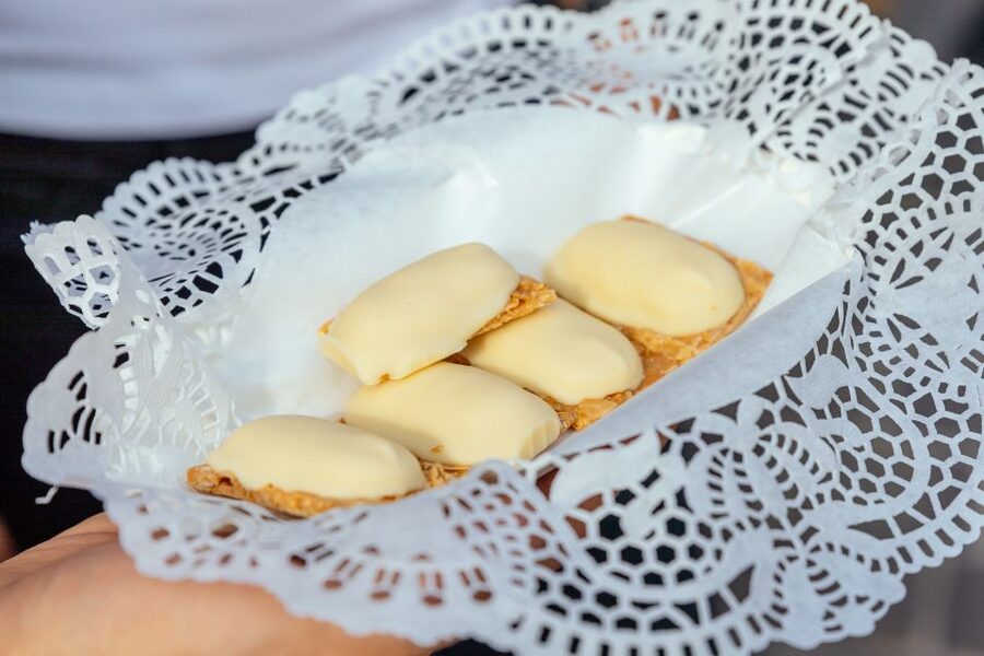 Bruges: Private Food Tour – 10 Tastings with Locals - The guide makes the biggest difference