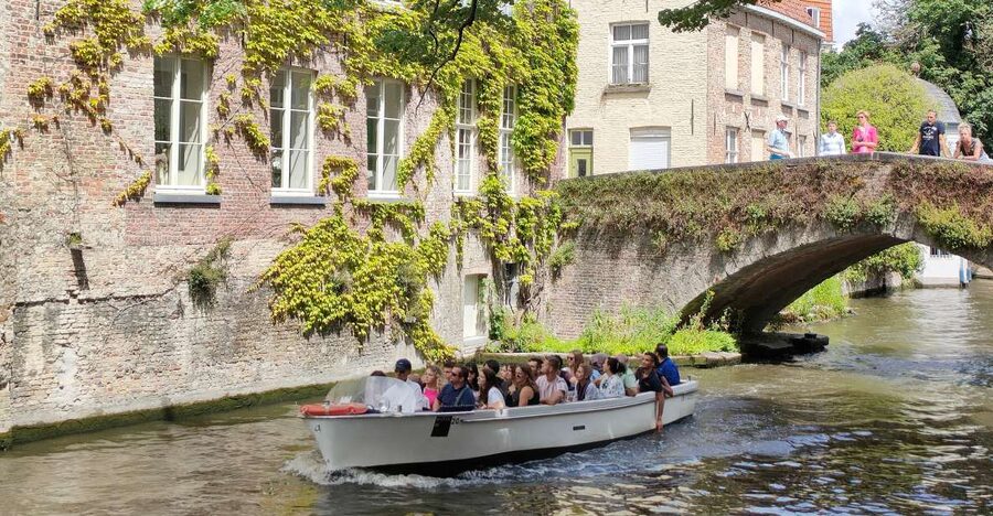 Bruges: Small Group Boat Cruise and Guided Walking Tour - The Basilica, Fish Market, and four golden figures