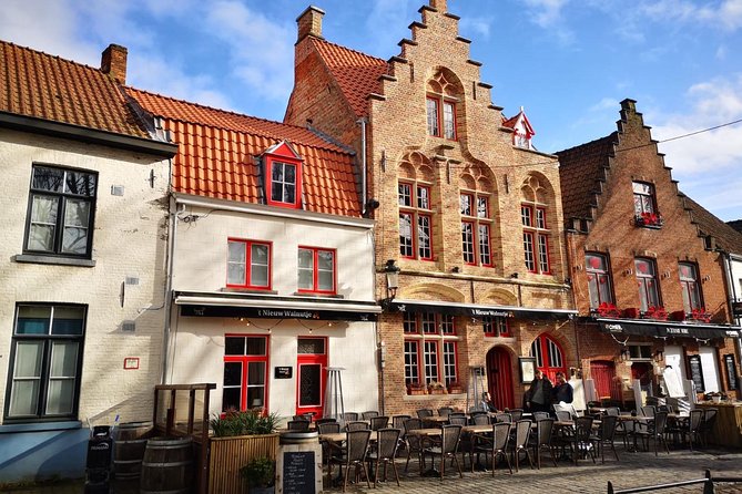 Bruges Walking Tour - The bridges and canals that define Bruges