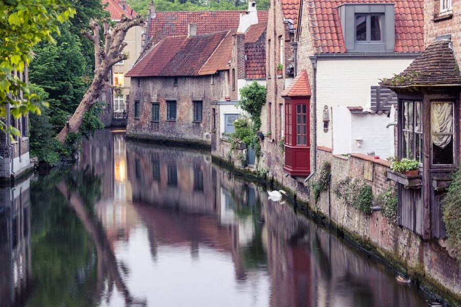 Bruges: Walking Tour, Canal Boat Trip w/Beer Tasting Option - Who should book this Bruges experience?