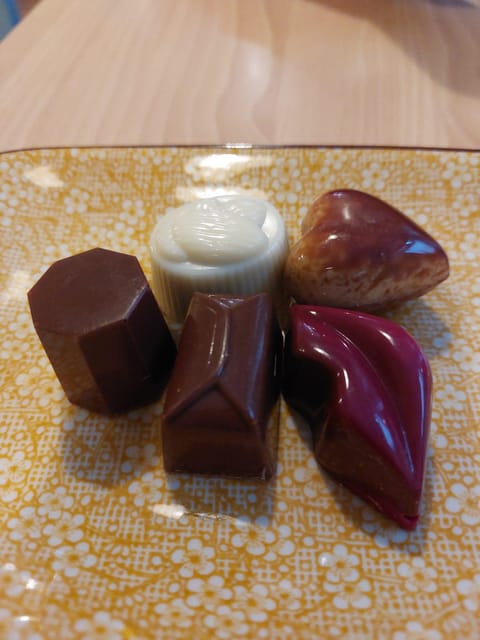 Bruges: Walking Tour with Hot Chocolate & Chocolate Tasting - Market Square and the Belfry