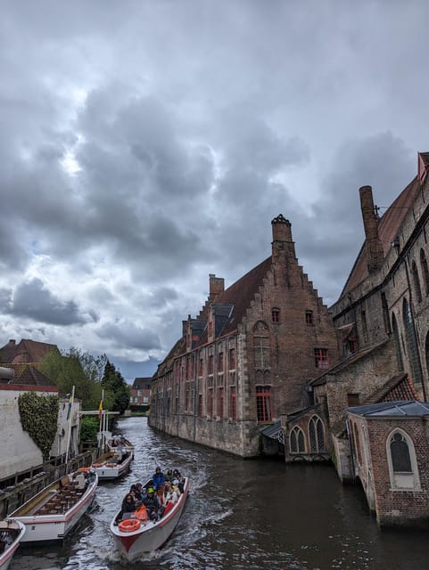 Bruges: Walking Tour with Hot Chocolate & Chocolate Tasting - Meeting at Fnac in a neon outfit