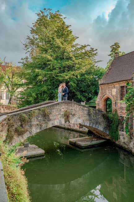 Bruges : Your private 1 hour photoshoot in the medieval city - Canals, cobblestones, and old-world backdrops