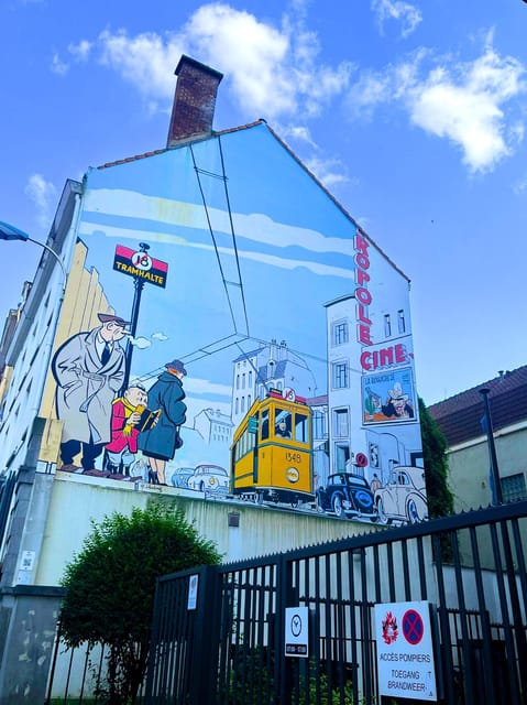 Brussels: 2 hours Private Walking Tour of the Comics Walls - Brussels stories between the murals