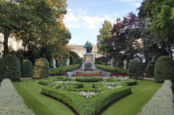Brussels 2-Hours Walking Tour: Must-See Highlights in the Center - From Manneken Pis to the Sablon church