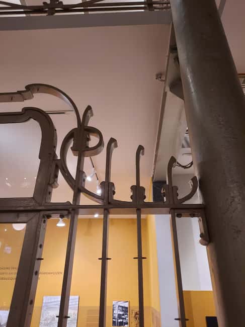Brussels: Art Nouveau Walking Tour with a Local Guide - Public transport between the districts