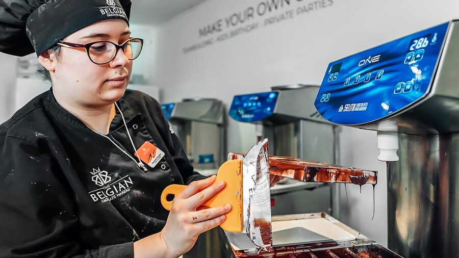 Brussels: Belgian Chocolate Making Workshop with Tastings - Making your own chocolate bar