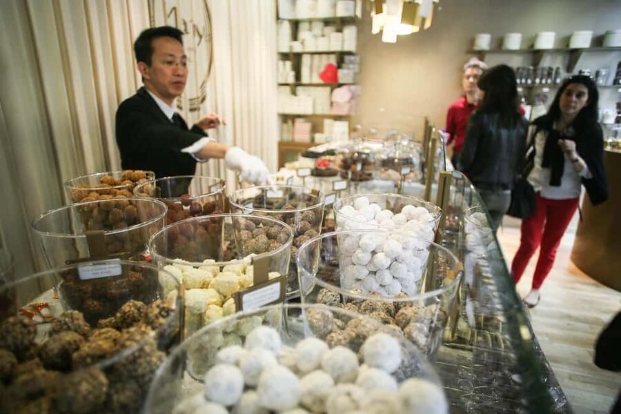 Brussels: Chocolate Appreciation and Tasting Walking Tour - The Royal Galleries and the art of comparing shops