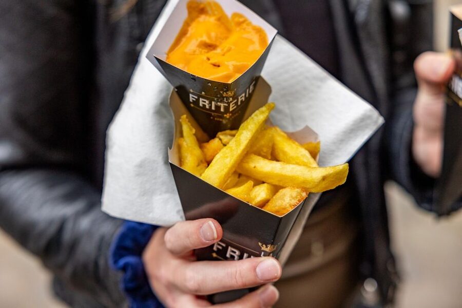 Brussels: City Highlights Walking and Tasting Tour - Royal Saint-Hubert Galleries and the first food stop