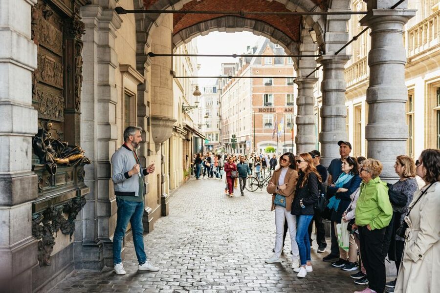Brussels: City Highlights Walking and Tasting Tour - Manneken Pis and the stories behind the statue