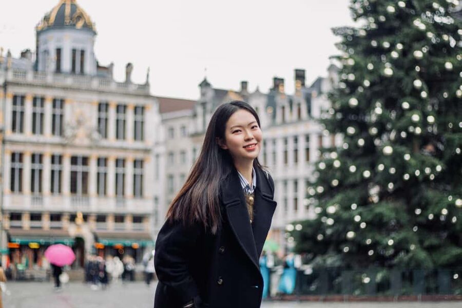 Brussels City Photoshoot With a Professional Photographer - How the Photographer Helps With Poses