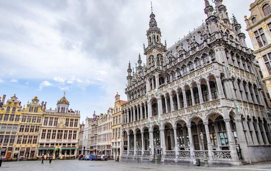 Brussels: Express Walk with a Local in 60 minutes - Manneken Pis and Brussels’ playful side