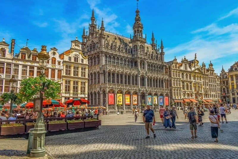 Brussels Highlights: Walking & Bus Tour with Waffle Tasting - Meeting your guide at the Tourist Information Centre