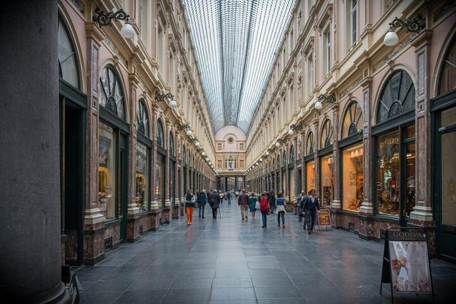 Brussels Must-See Attractions Walking Tour - Maison Dandoy and a taste of Brussels culture