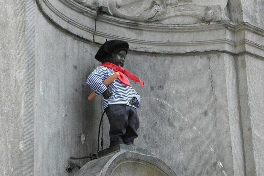 Brussels Must-See Attractions Walking Tour - Royal Theatre Toone and the resident cat