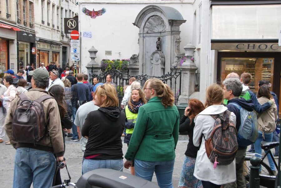 Brussels: Sightseeing Bike Tour - Fries, beer, and a useful pause