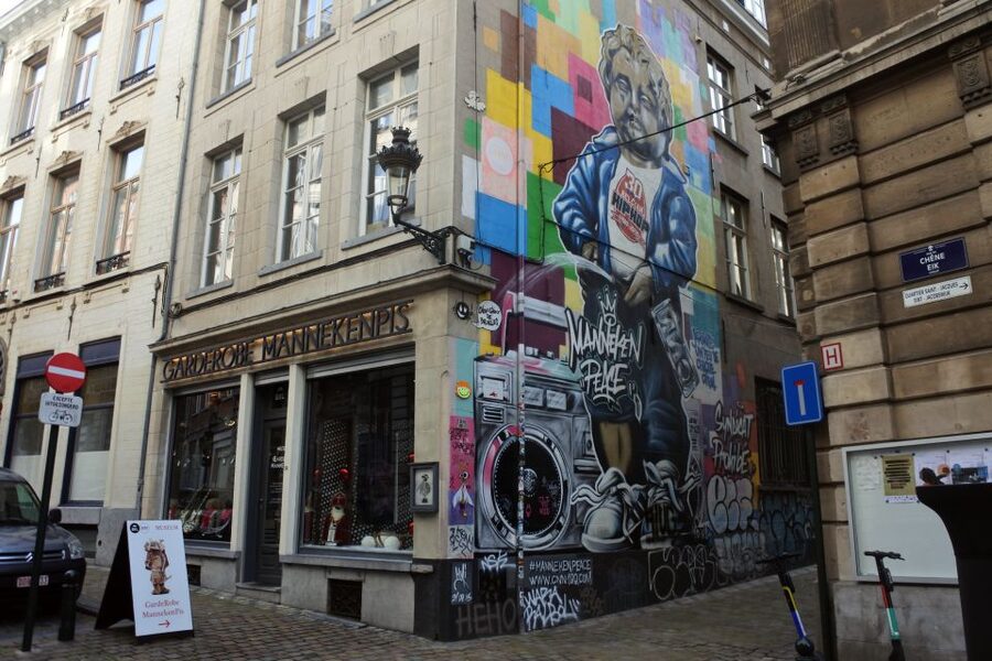 Brussels: The comic book walls walking tour - Meeting Broussaille and Finding the First Wall