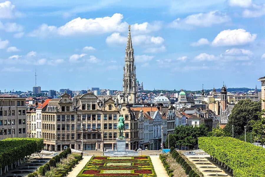 Brussels: Walking Tour with Belgian Lunch, Chocolate, & Beer - Ending with a Brussels waffle at the Royal Galleries