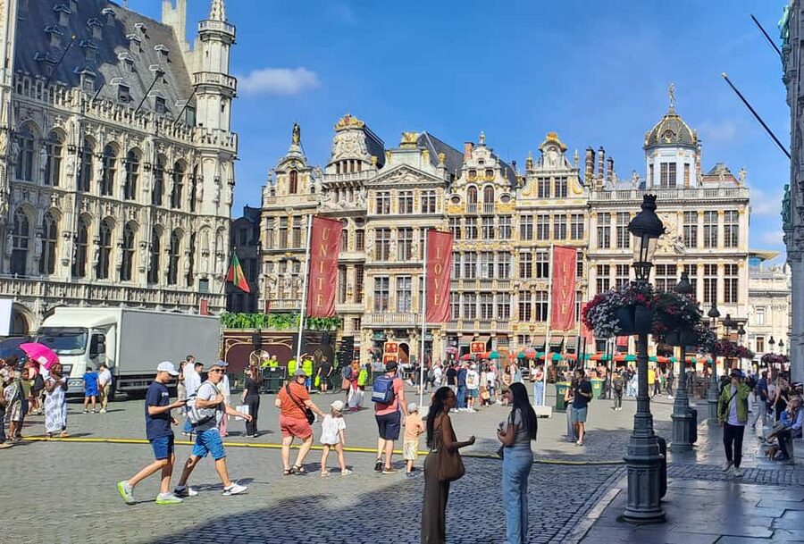 Brussels: Walking Tour with Belgian Lunch, Chocolate, & Beer - Guide style and group atmosphere