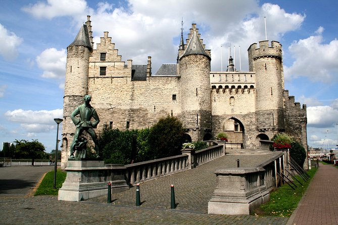 e-Scavenger hunt Antwerp: Explore the city at your own pace - Het Steen and the route’s riverside connection