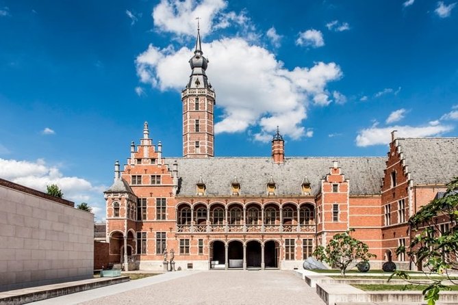 e-Scavenger hunt Mechelen: Explore the city at your own pace - Kazerne Dossin and the churches along the route
