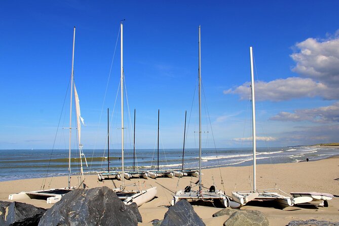 e-Scavenger hunt Ostend: Explore the city at your own pace - Red sculpture at Zeeheldenplein