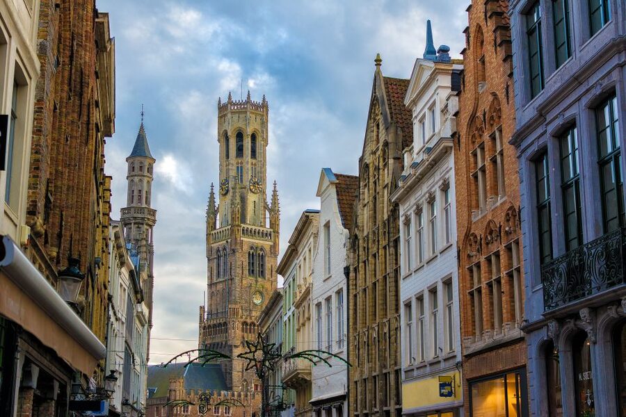 From Amsterdam: Bruges Day Trip in Spanish with Boat Option - What the strongest guide experience looks like