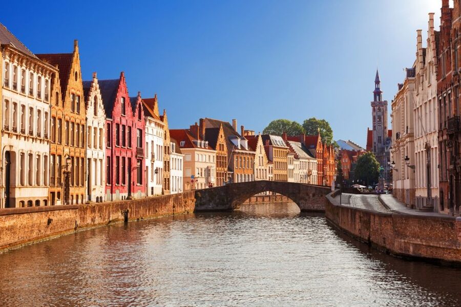 From Amsterdam: Day Trip to Bruges in Spanish or English - Starting at Minnewater, the Lake of Love