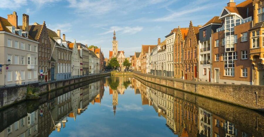 From Amsterdam: Day Trip to Bruges in Spanish or English - Brug Square and the Town Hall