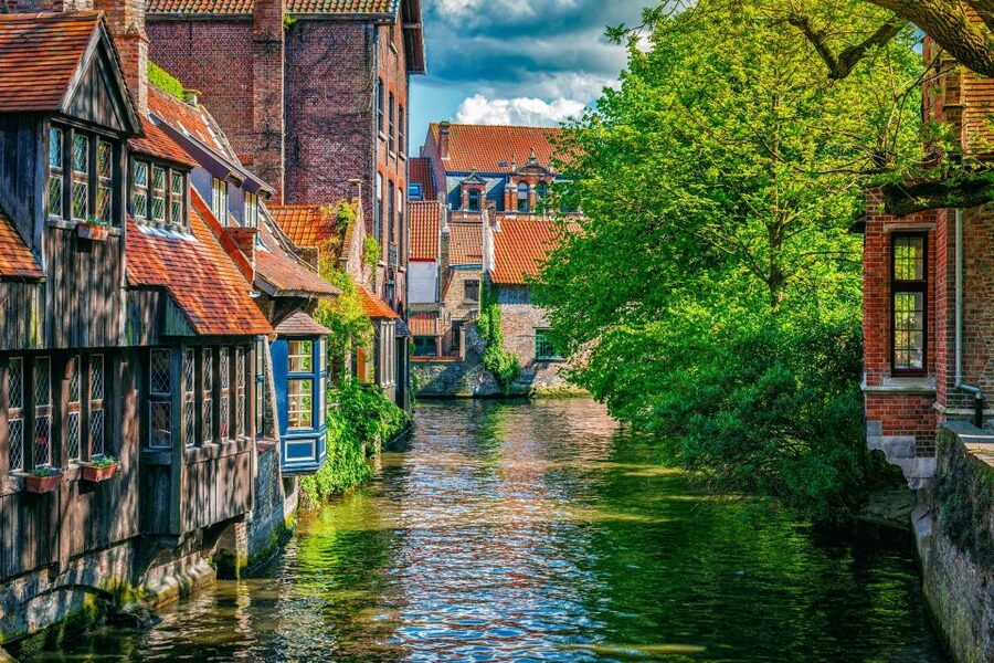 From Paris: Day Trip to Bruges with Optional Seasonal Cruise - Why Bruges works as a day trip from Paris
