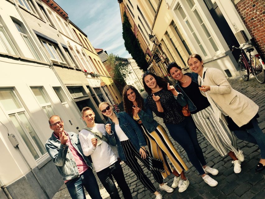Ghent: Belgian Chocolate Walking Tour with Tastings - The first tastings: small pieces, useful comparisons